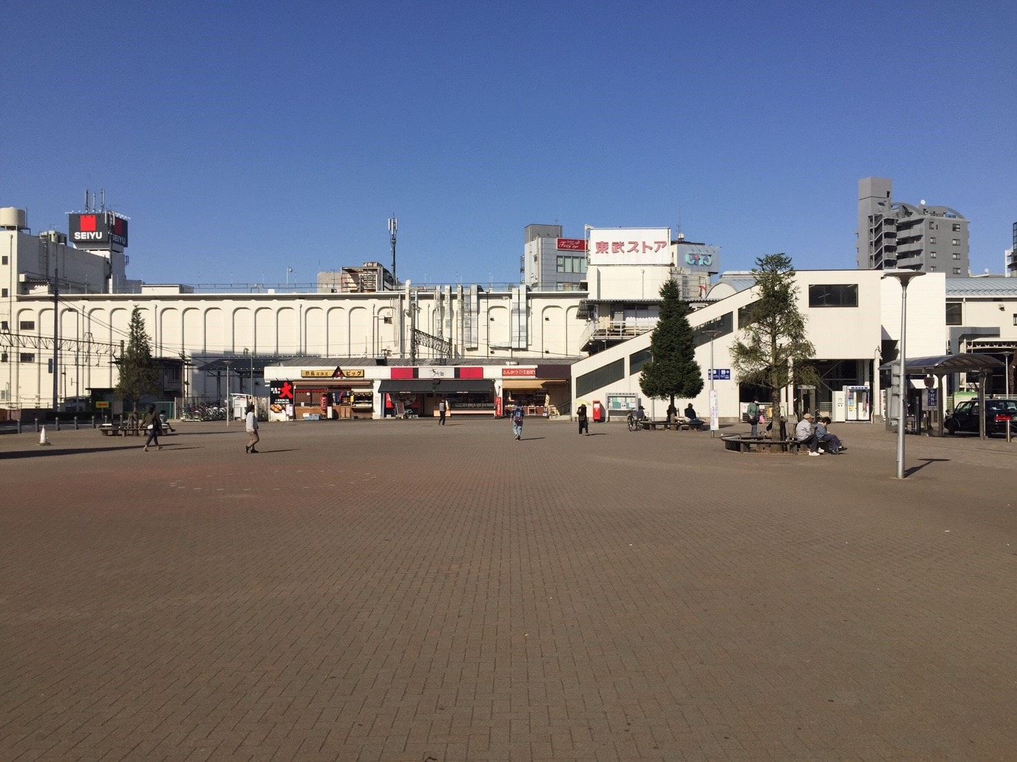 駅前に広がる大きな広場