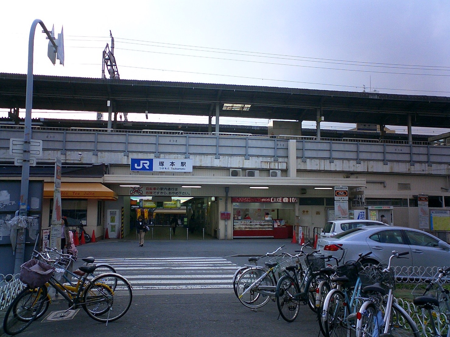 塚本駅前の様子