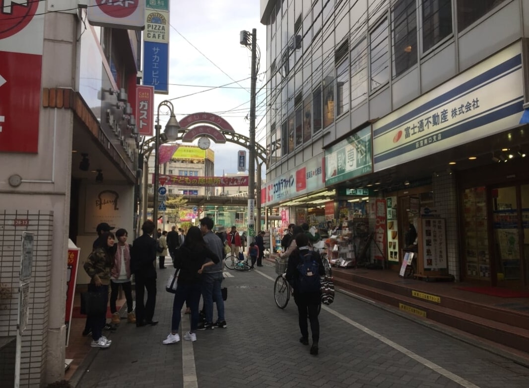 荻窪駅前の商店街の様子