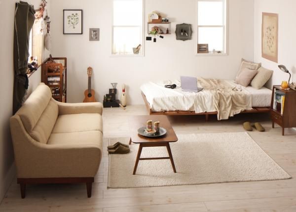 小さめのソファとベッドを置いて広々した空間にしているお部屋