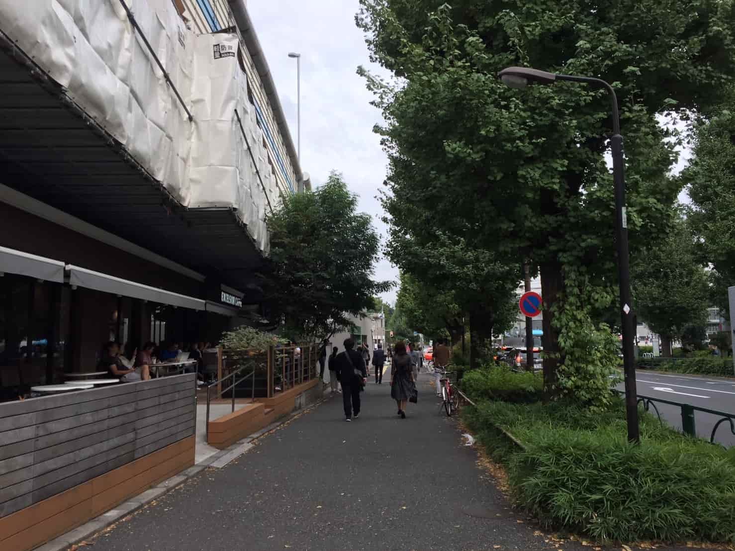 千駄ヶ谷駅　大通りの広い歩道