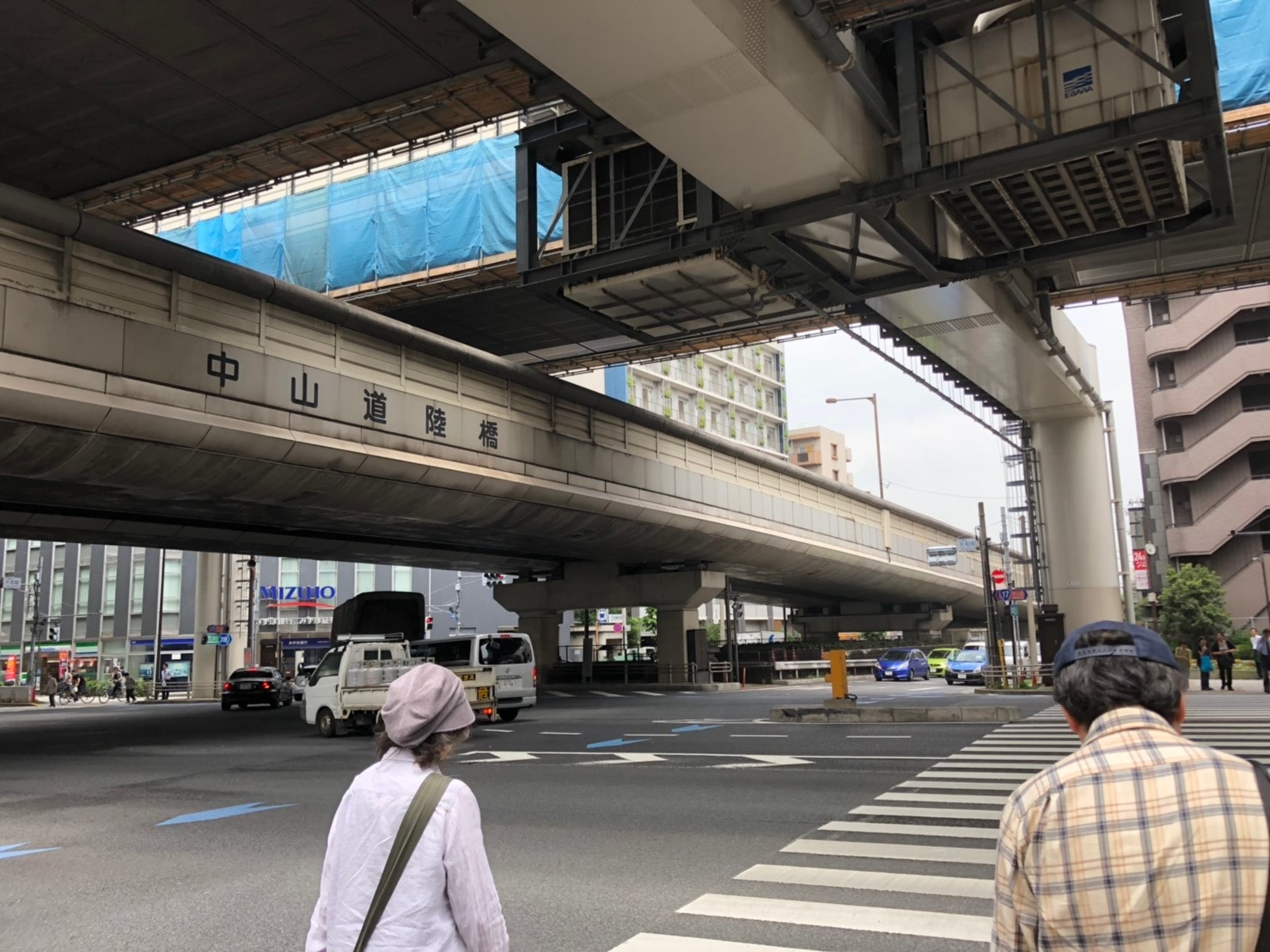 板橋本町駅前の交差点