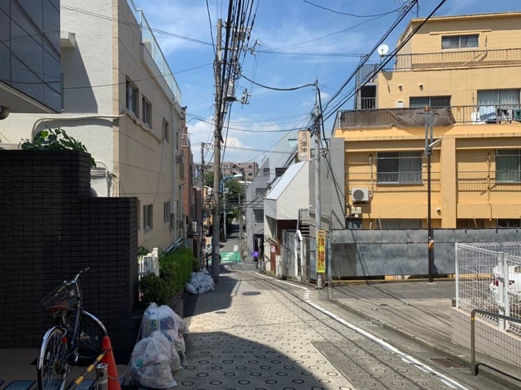 高田馬場駅周辺の急な坂がある住宅街の風景