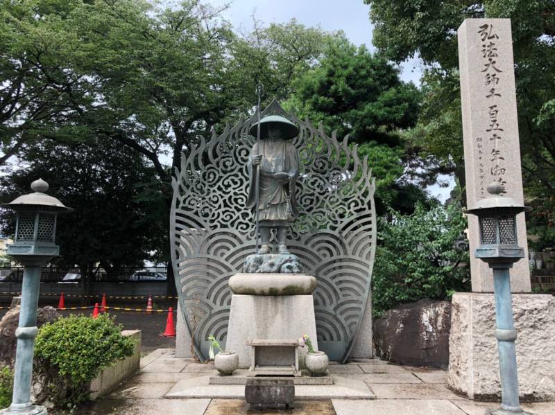 長命寺の弘法大使の像