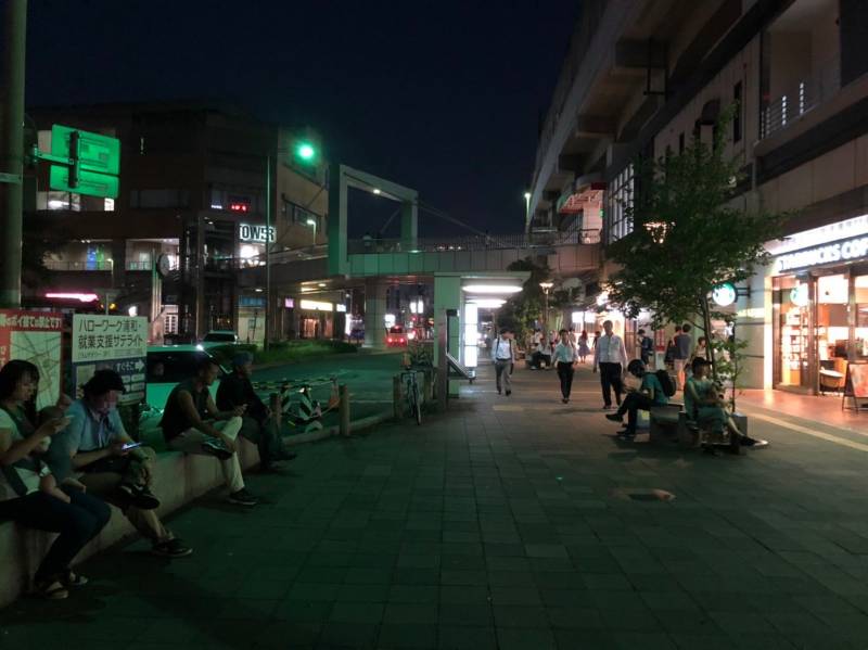 武蔵浦和駅前の夜の様子