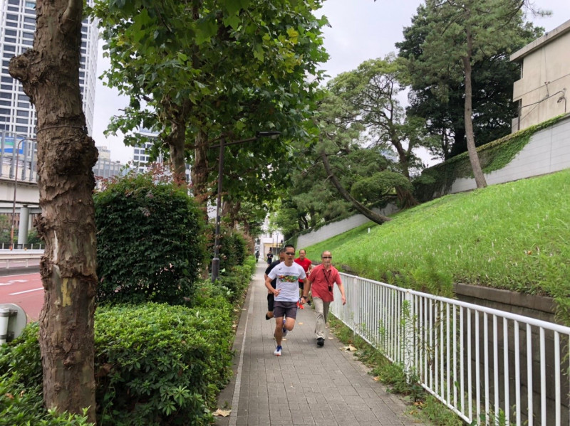赤坂御用地の周辺をジョギングする人々