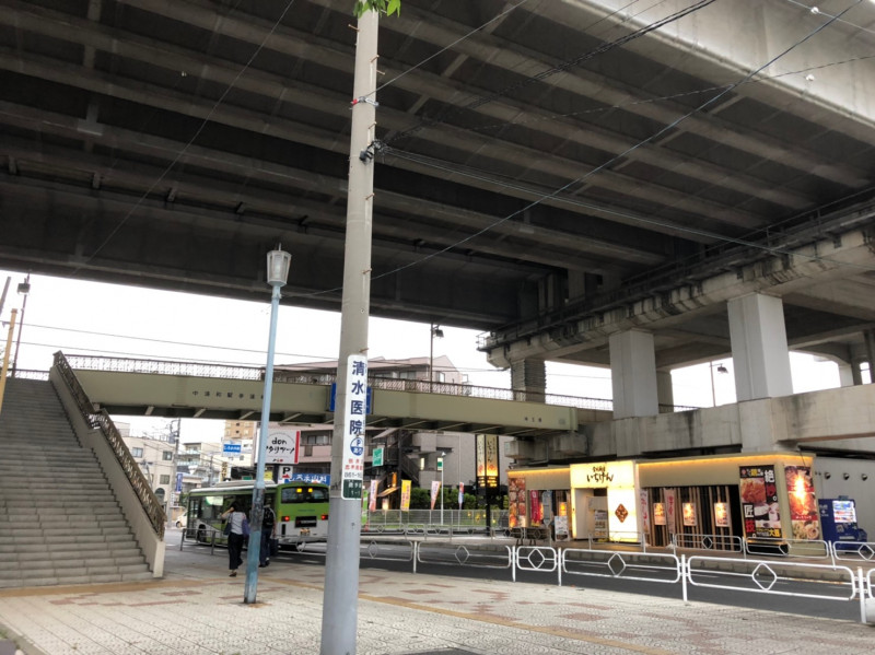 中浦和駅東口の歩道橋
