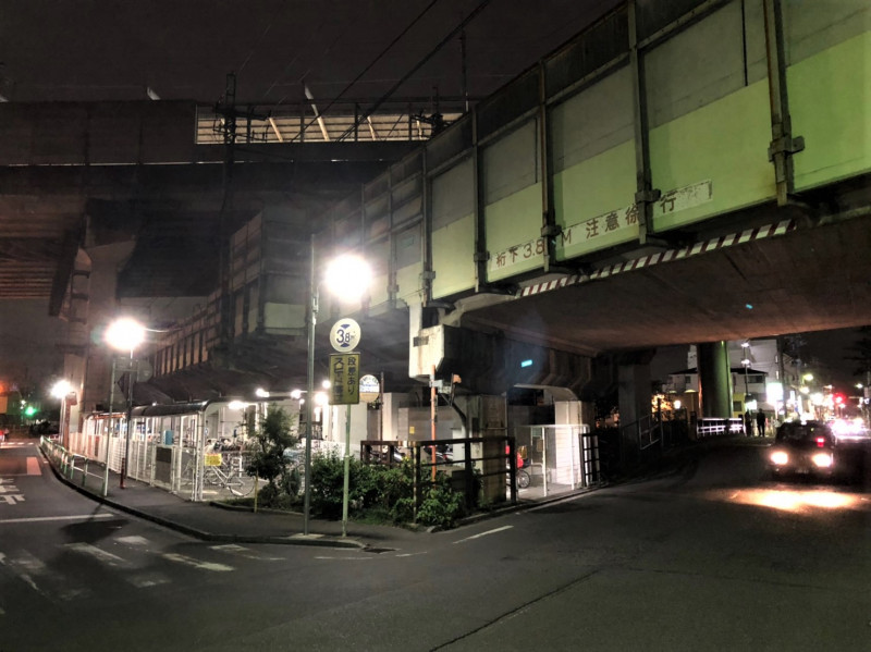 中浦和駅の高架下の夜の様子