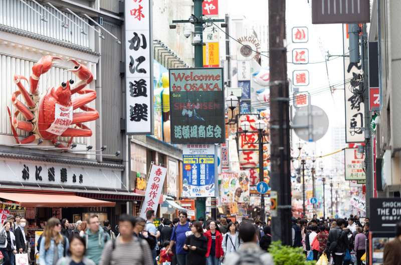 人で溢れる道頓堀商店街