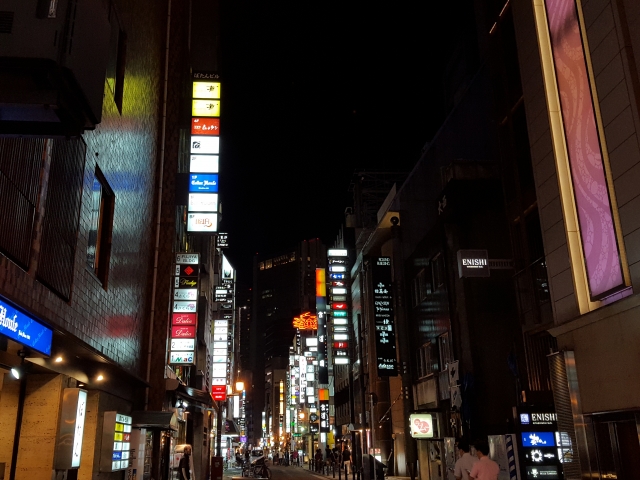 夜の梅田の繁華街