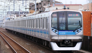 1024px-Tokyo-Metro-Series05-030