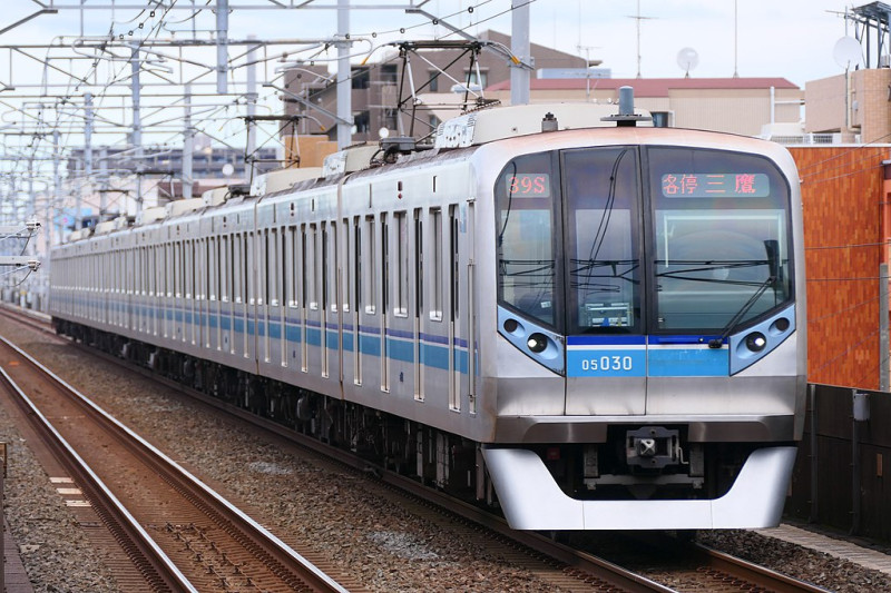 1024px-Tokyo-Metro-Series05-030