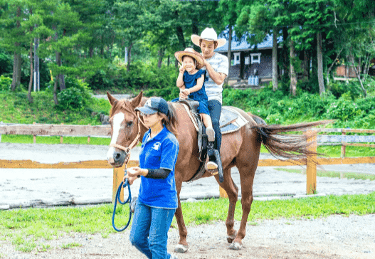乗馬体験を楽しむ親子