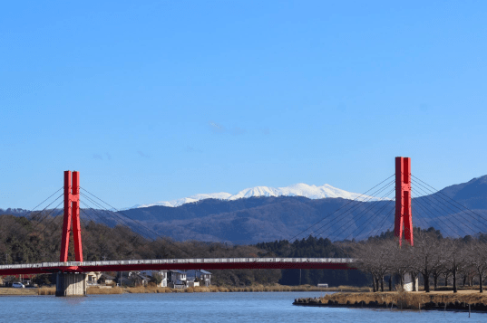 福井県あわら市の橋と山の風景