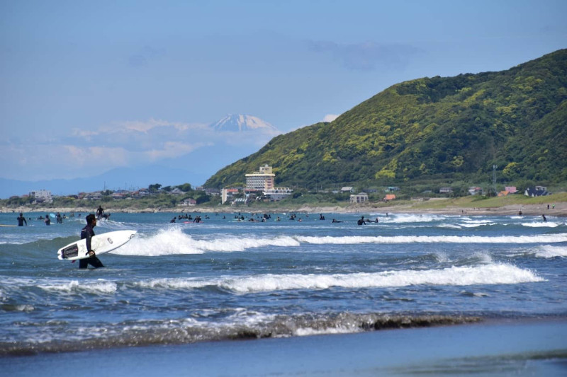 館山市の海岸でサーフィンをする人の様子