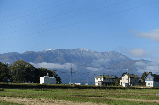 南箕輪村から見える経ヶ岳の風景