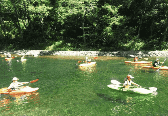 南箕輪村の川でカヌーを楽しむ子ども