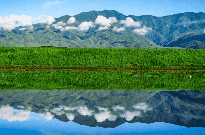 南箕輪村の山と水面の風景
