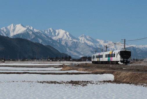 長野県大町市の電車と北アルプスの風景