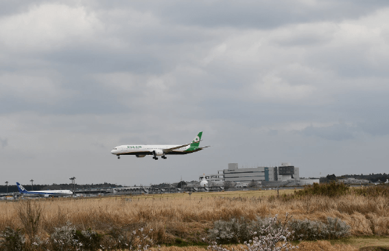 成田国際空港の外観と飛行機