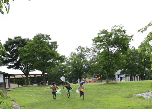 二本松市の公園で遊ぶ子どもの様子