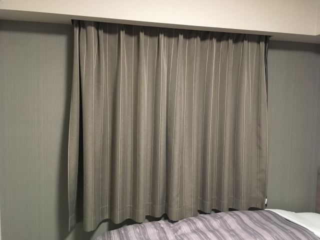 寝室に取り付けた遮光カーテン