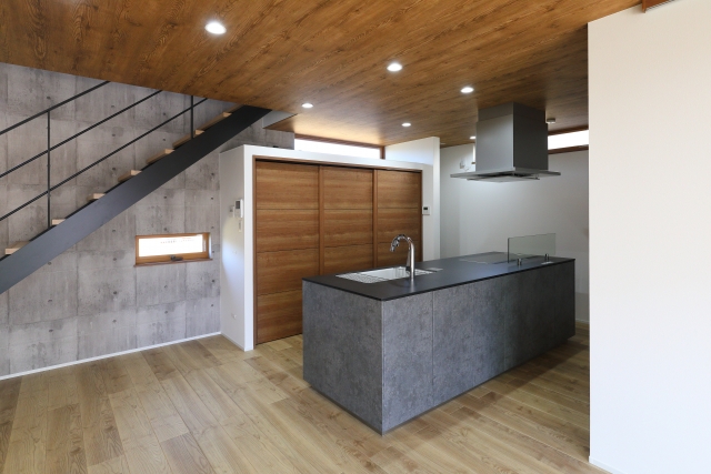 デザイン性の高い階段とキッチンのある部屋