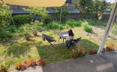 庭で本を読む人の写真