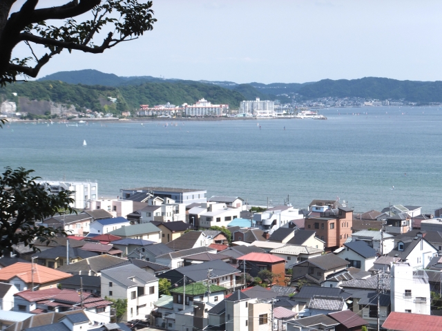 鎌倉の海や住宅街が見える写真