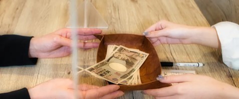 給料を受け取る