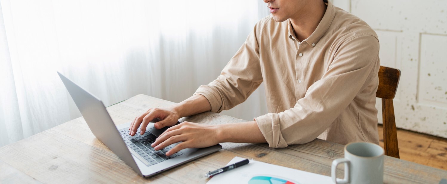ライブチャットをする男性のイメージ