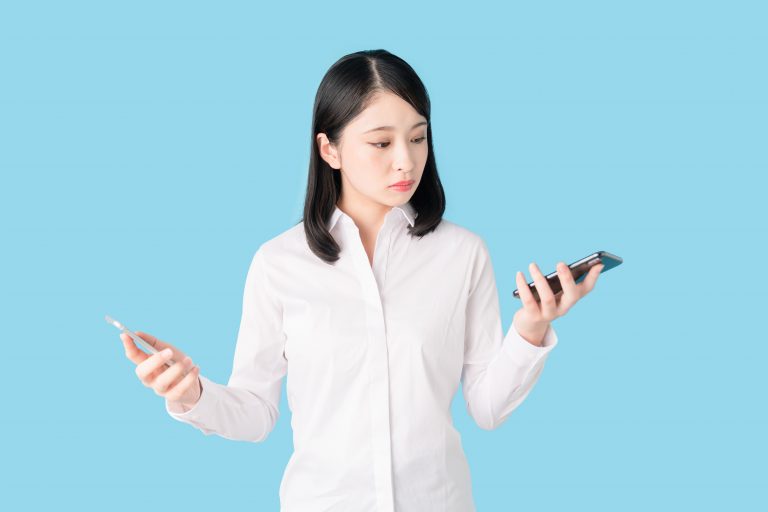 スマホを比較する女性