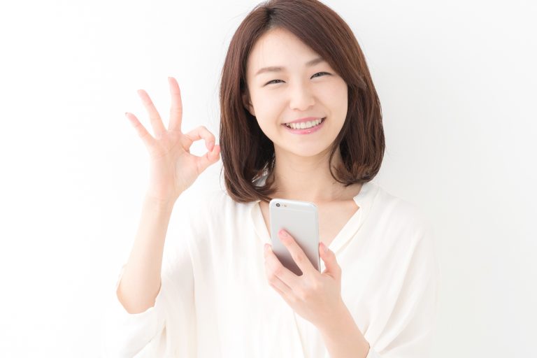 OK・若い女性・スマートフォン