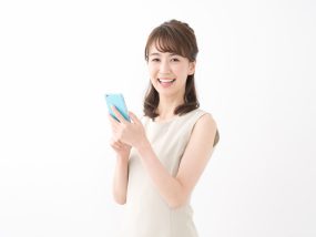 スマートフォンを持つ女性