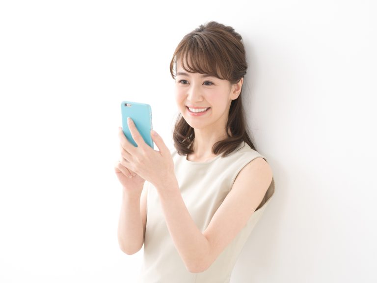 スマートフォンを見る女性