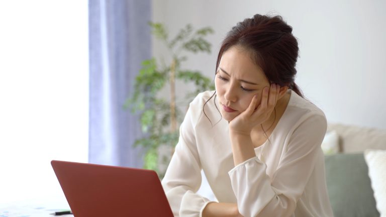 フレッツ光が遅いと悩む女性