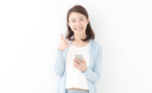 ソフトバンク光の支払い方法を示す女性