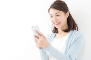 スマートフォンを見る女性