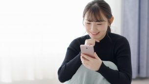 NURO光でスマホを使う女性