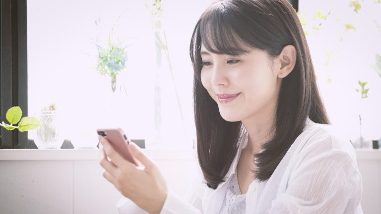 スマートフォンを操作する女性