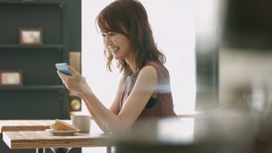 スマホを手にした女性