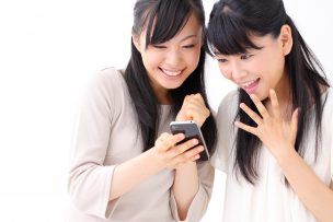 スマホを見る2人の女性