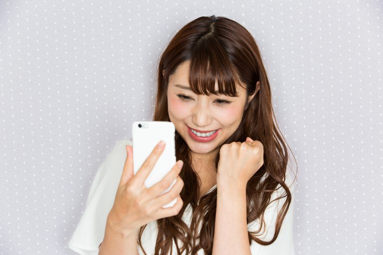 スマホを見る女性