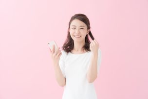 スマホを持つ女性