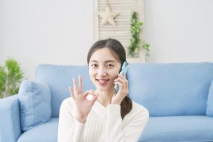 スマホで通話する女性