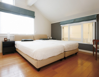 暖かな色調の床材が印象的な3階主寝室