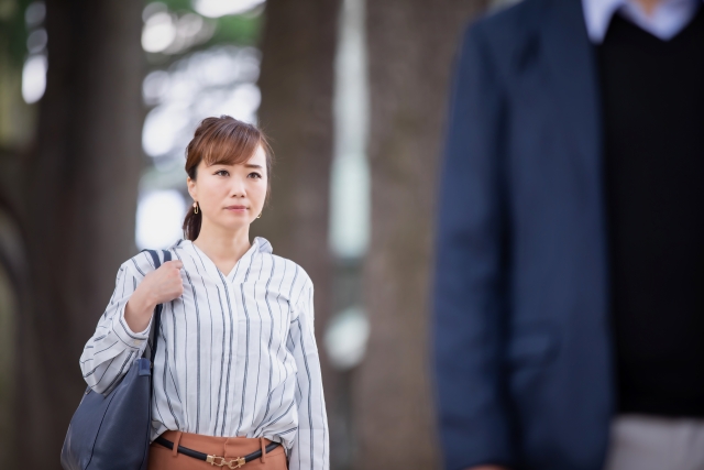 犯人を追う私服警官