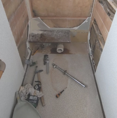 エディオンリフォーム トイレの解体・壁紙と床フロアの撤去