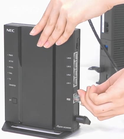 NECのWG2600HS2背面にLANケーブルを接続する