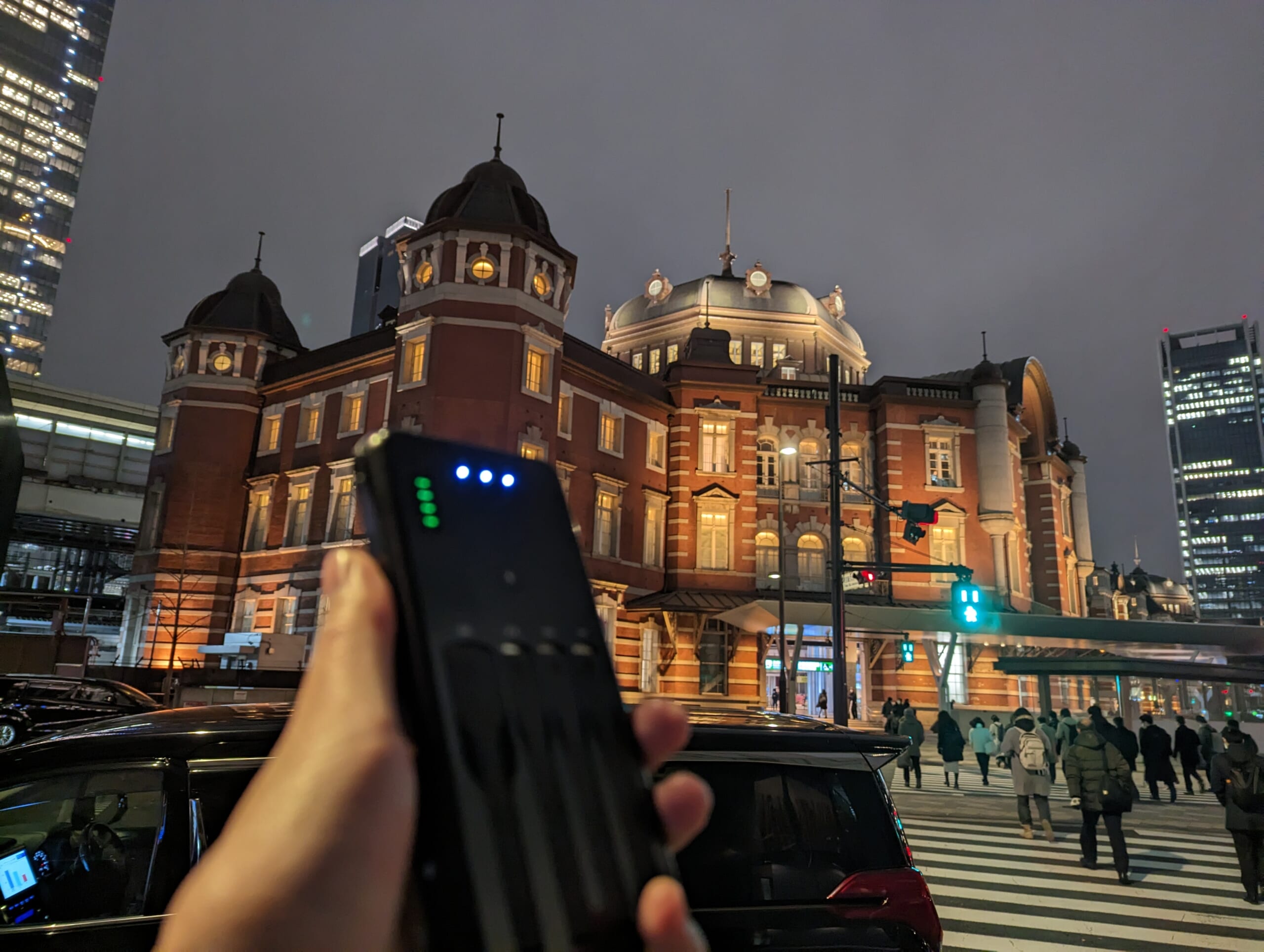 東京駅の前でWiFiBOXを使っているときの画像